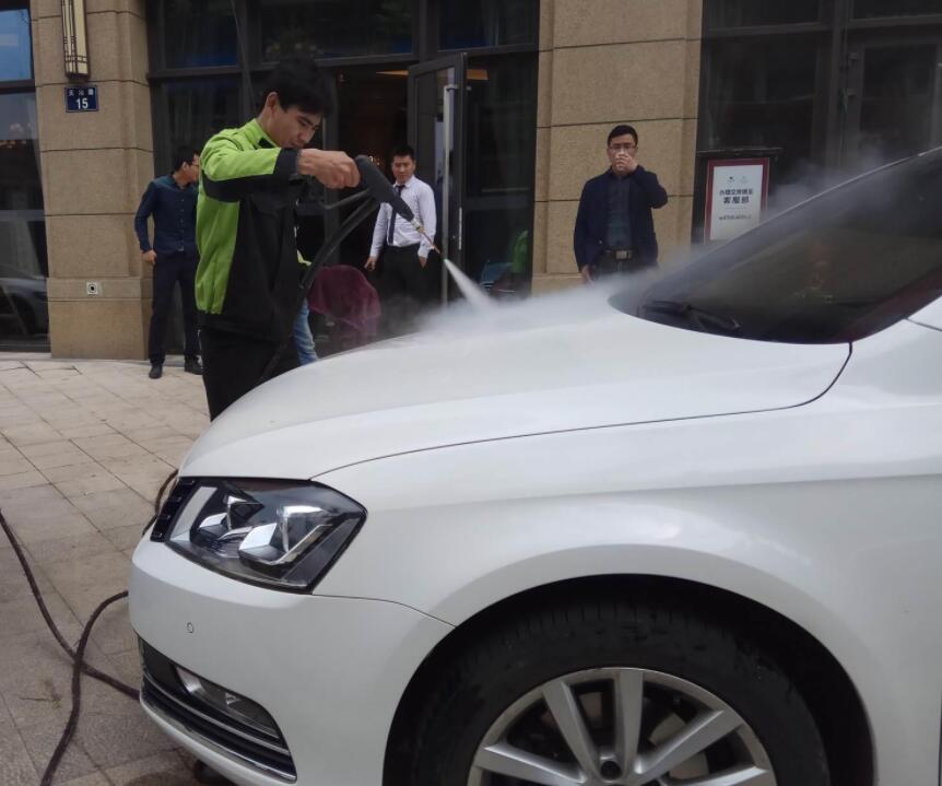 蒸汽洗車機(jī)洗車現(xiàn)場(chǎng) 蒸汽洗車機(jī)洗車現(xiàn)場(chǎng)